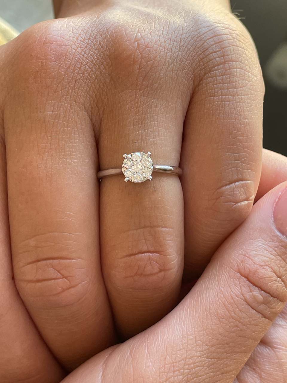 Anillo TEJOCOTE roseta con brillantes sobre 4 garras en oro blanco de 18 ktes