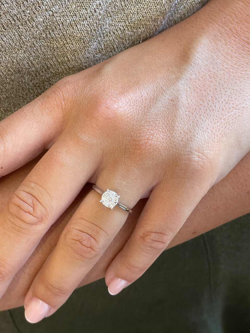 Anillo TEJOCOTE roseta con brillantes sobre 4 garras en oro blanco de 18 ktes