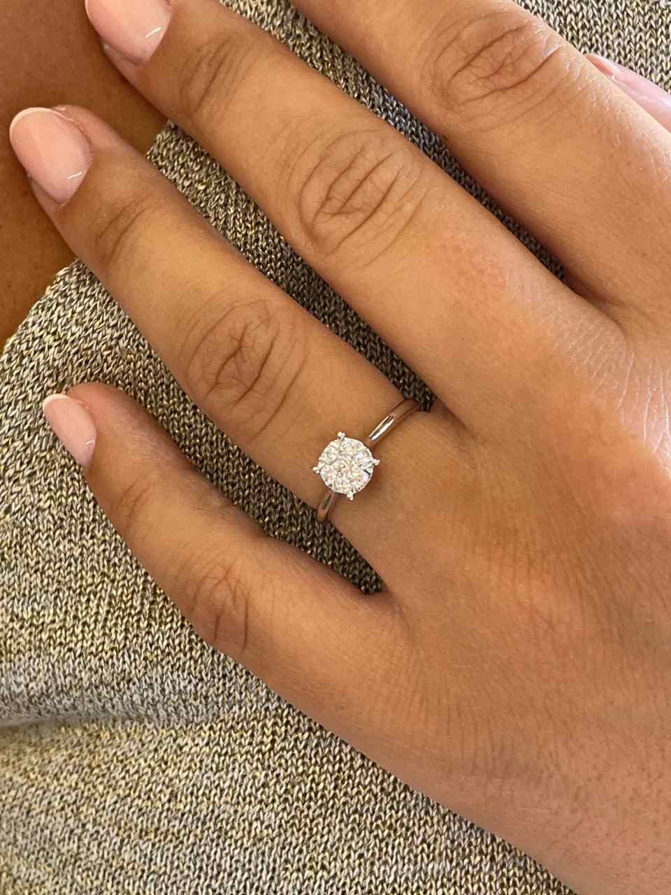 Anillo TEJOCOTE roseta con brillantes sobre 4 garras en oro blanco de 18 ktes