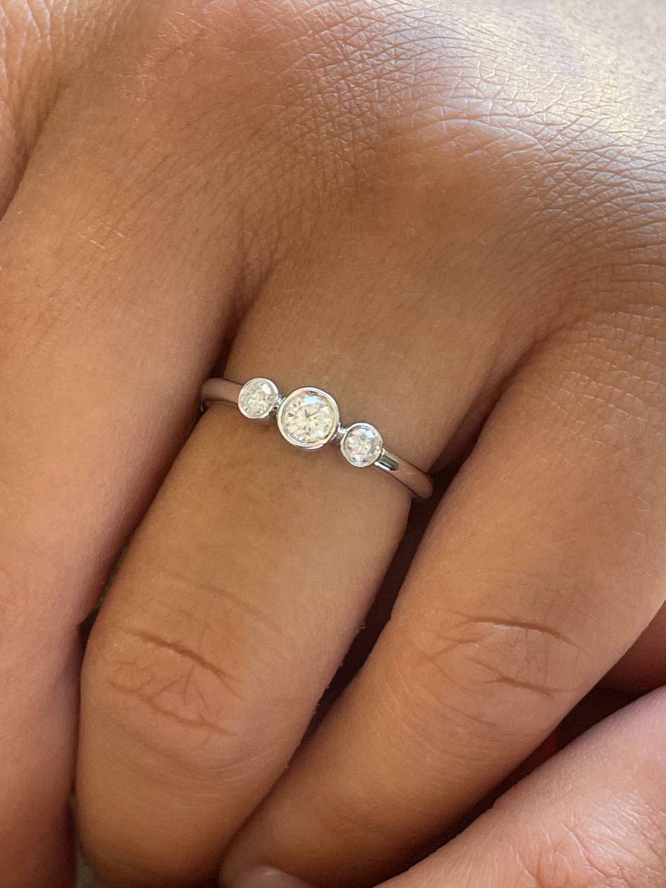 Anillo FEIJOA tresillo de diamantes talla brillante en oro blanco 18 ktes