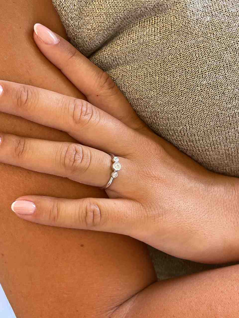 Anillo FEIJOA tresillo de diamantes talla brillante en oro blanco 18 ktes