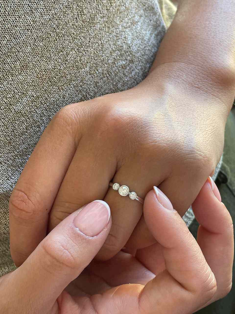 Anillo FEIJOA tresillo de diamantes talla brillante en oro blanco 18 ktes