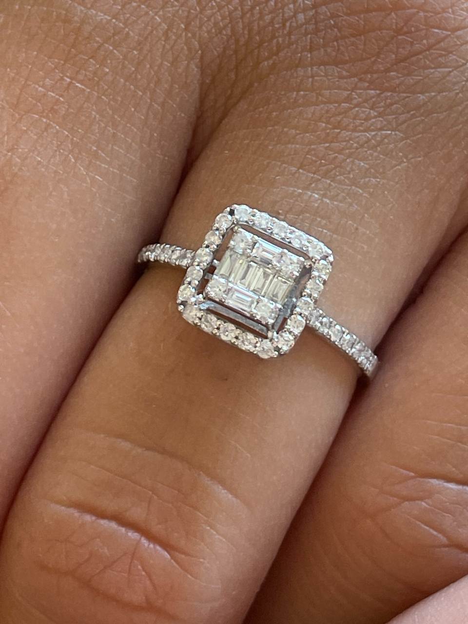 Anillo CHIRIMOYA centro de baguettes rodeado de brillantes oro blanco