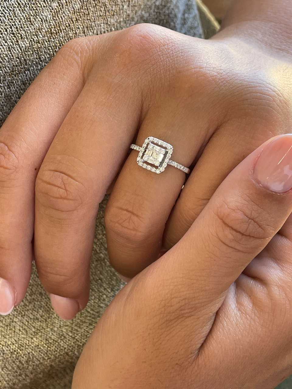Anillo CHIRIMOYA centro de baguettes rodeado de brillantes oro blanco