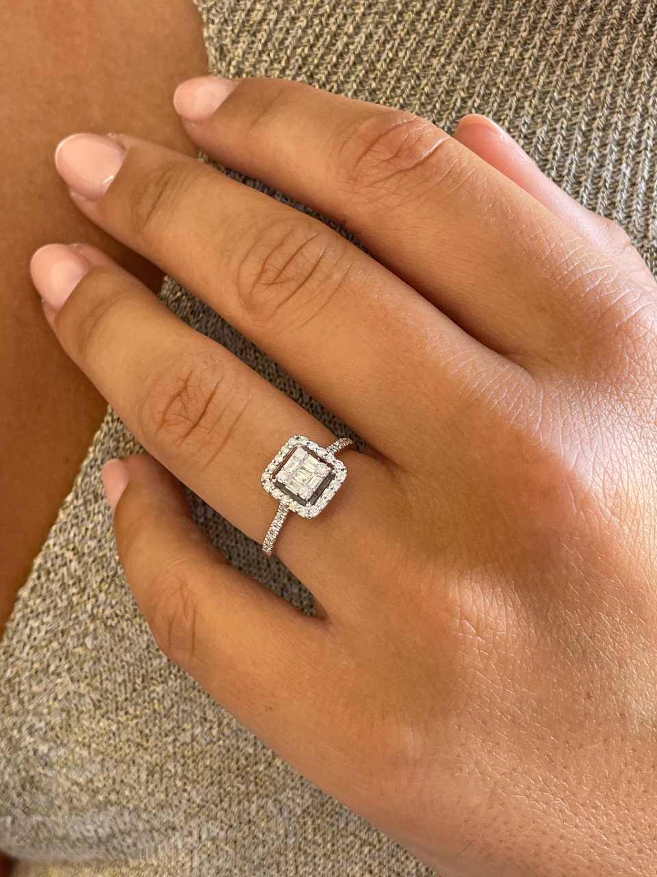 Anillo CHIRIMOYA centro de baguettes rodeado de brillantes oro blanco