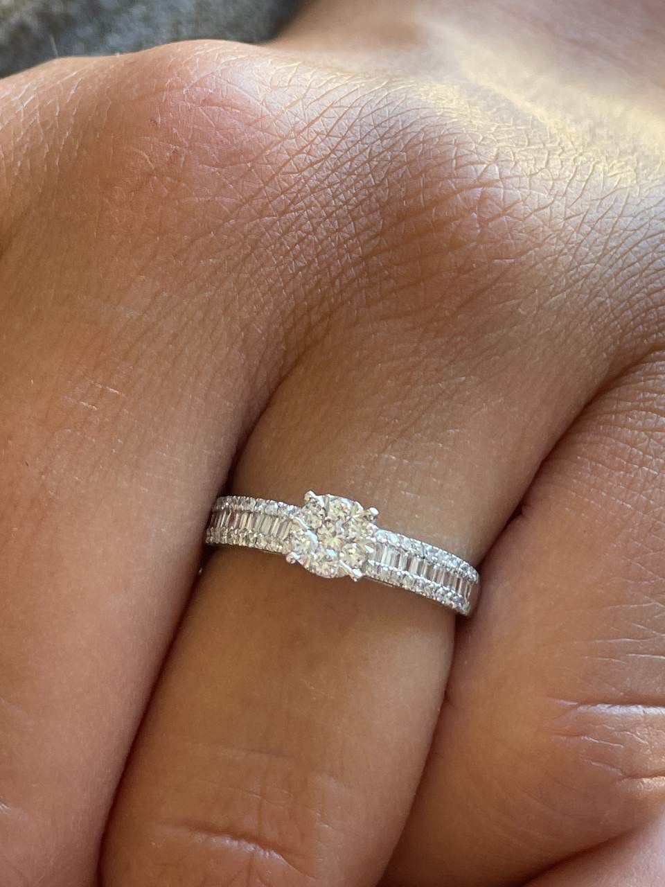 Anillo GUAYABA roseta de brillantes y baguettes en oro blanco 18 kilates