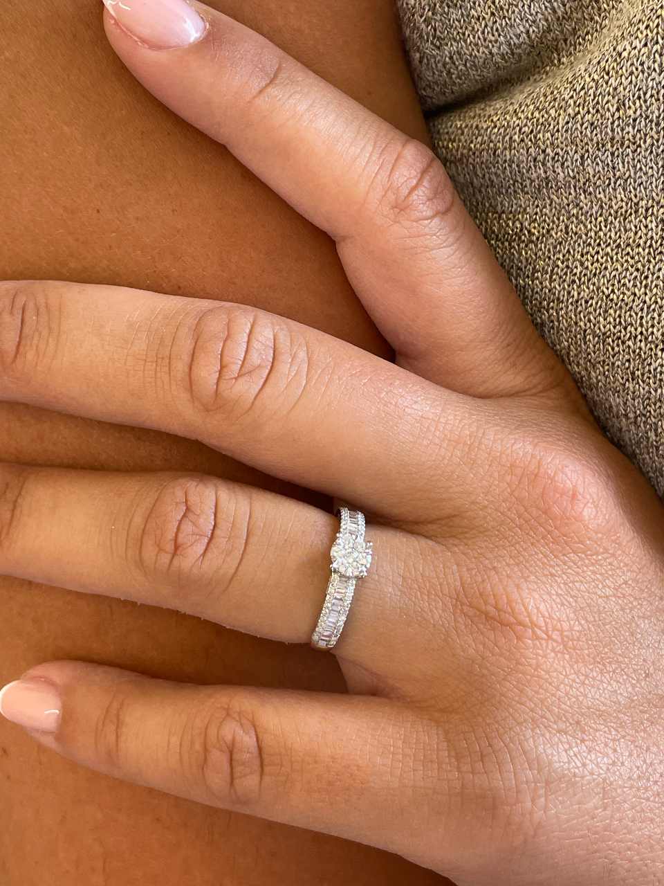 Anillo GUAYABA roseta de brillantes y baguettes en oro blanco 18 kilates