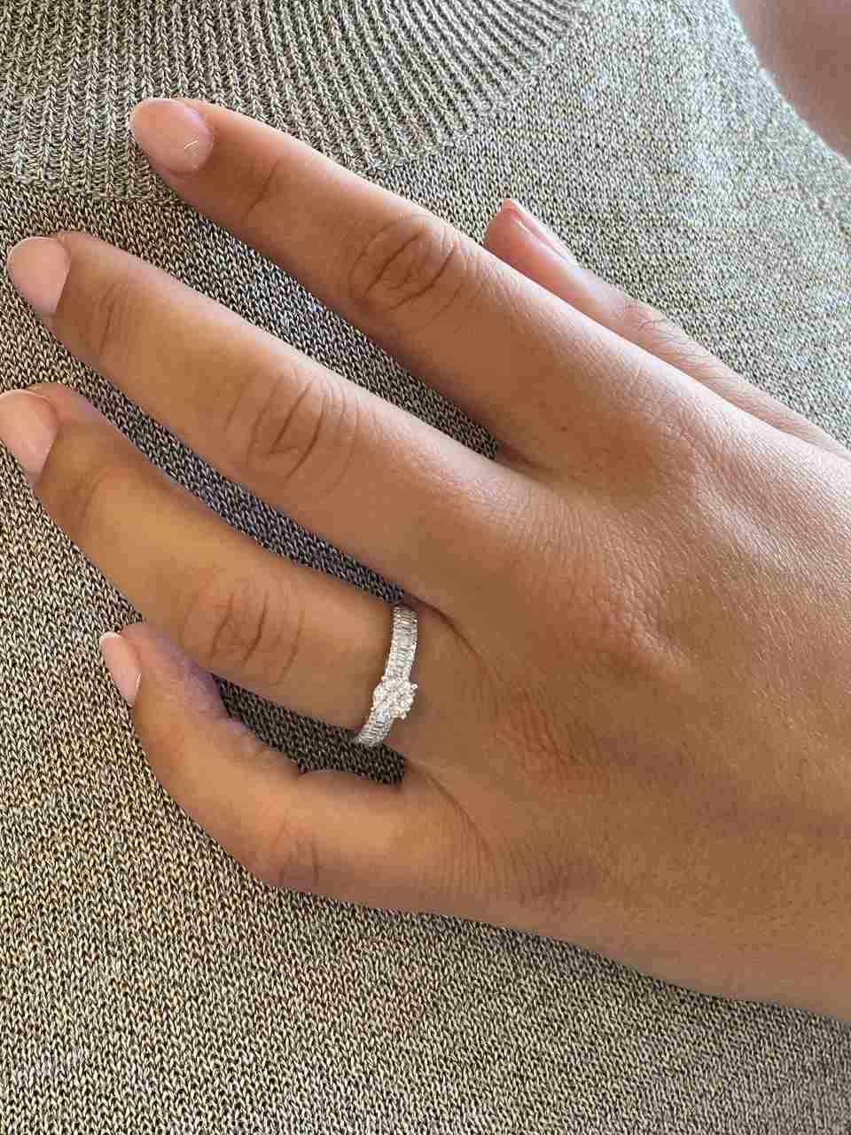 Anillo GUAYABA roseta de brillantes y baguettes en oro blanco 18 kilates