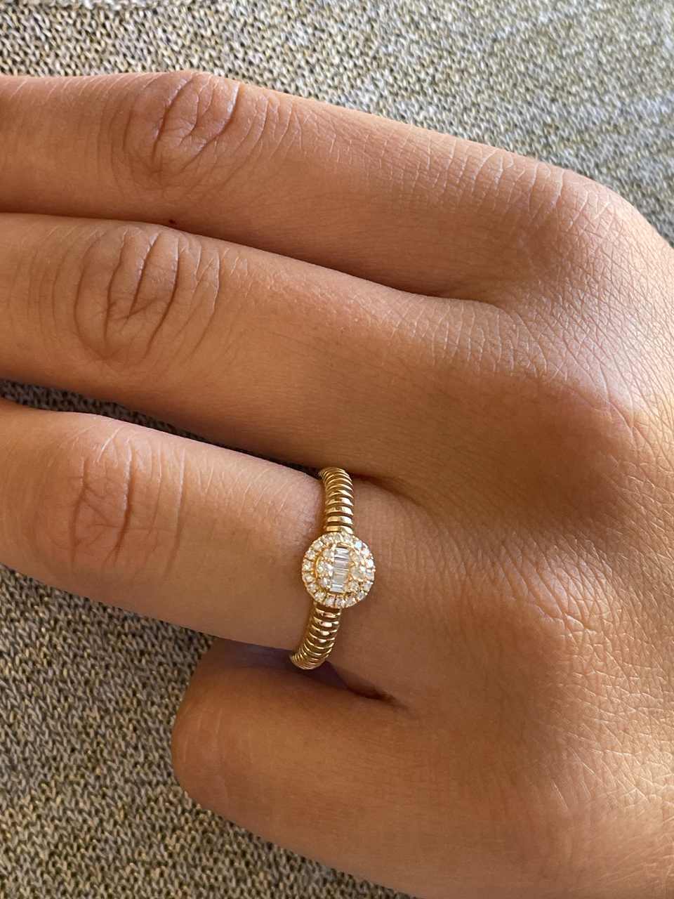 Anillo ZAPOTE centro con diamantes en oro amarillo de 18 kilates