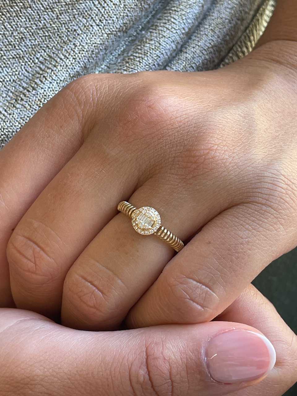 Anillo ZAPOTE centro con diamantes en oro amarillo de 18 kilates