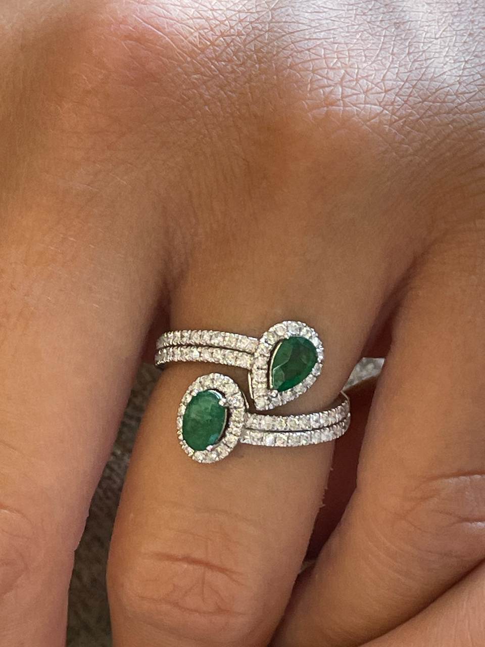Anillo NONI tu y yo con esmeralda y brillantes en oro blanco de 18 ktes