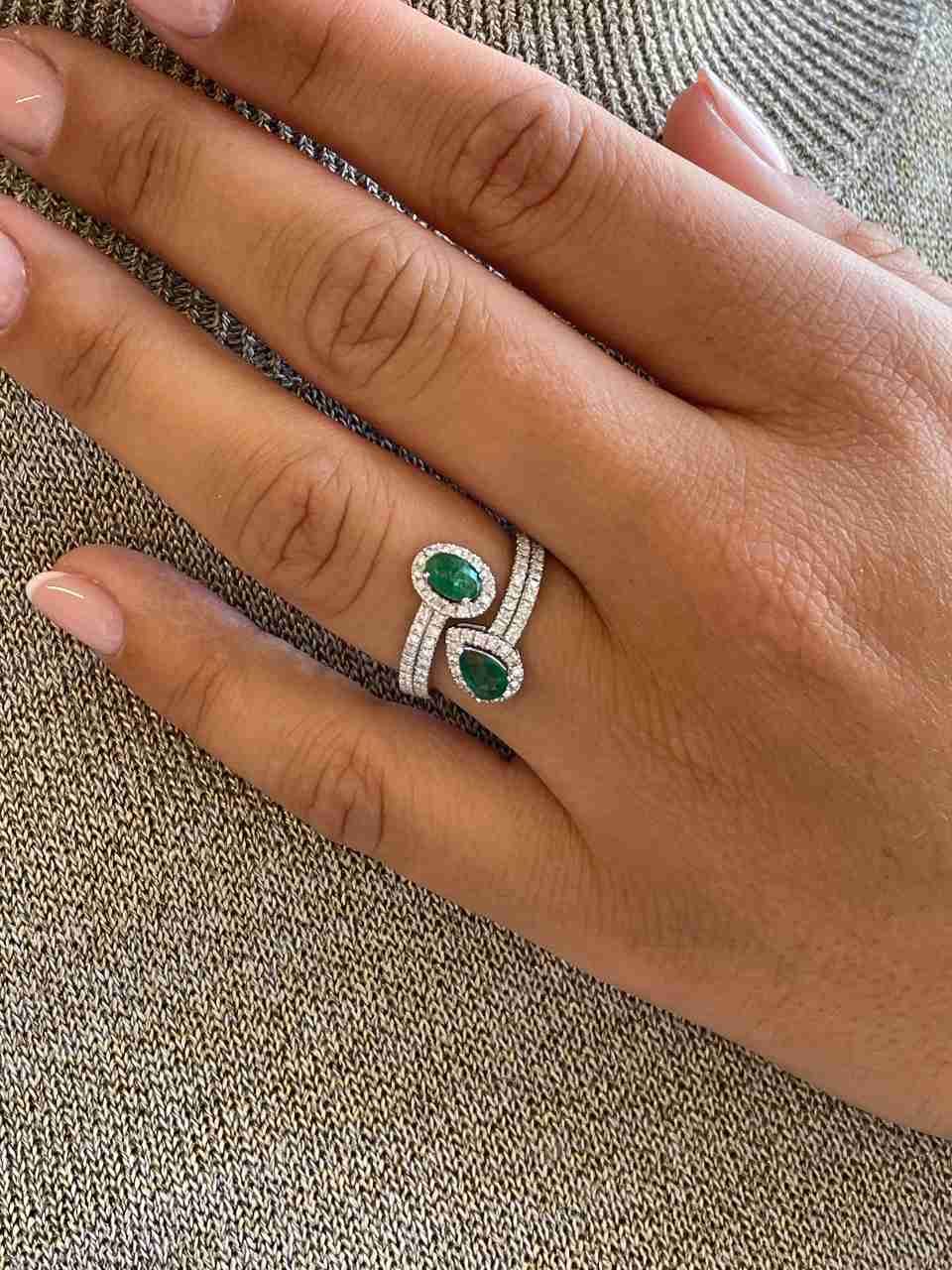 Anillo NONI tu y yo con esmeralda y brillantes en oro blanco de 18 ktes