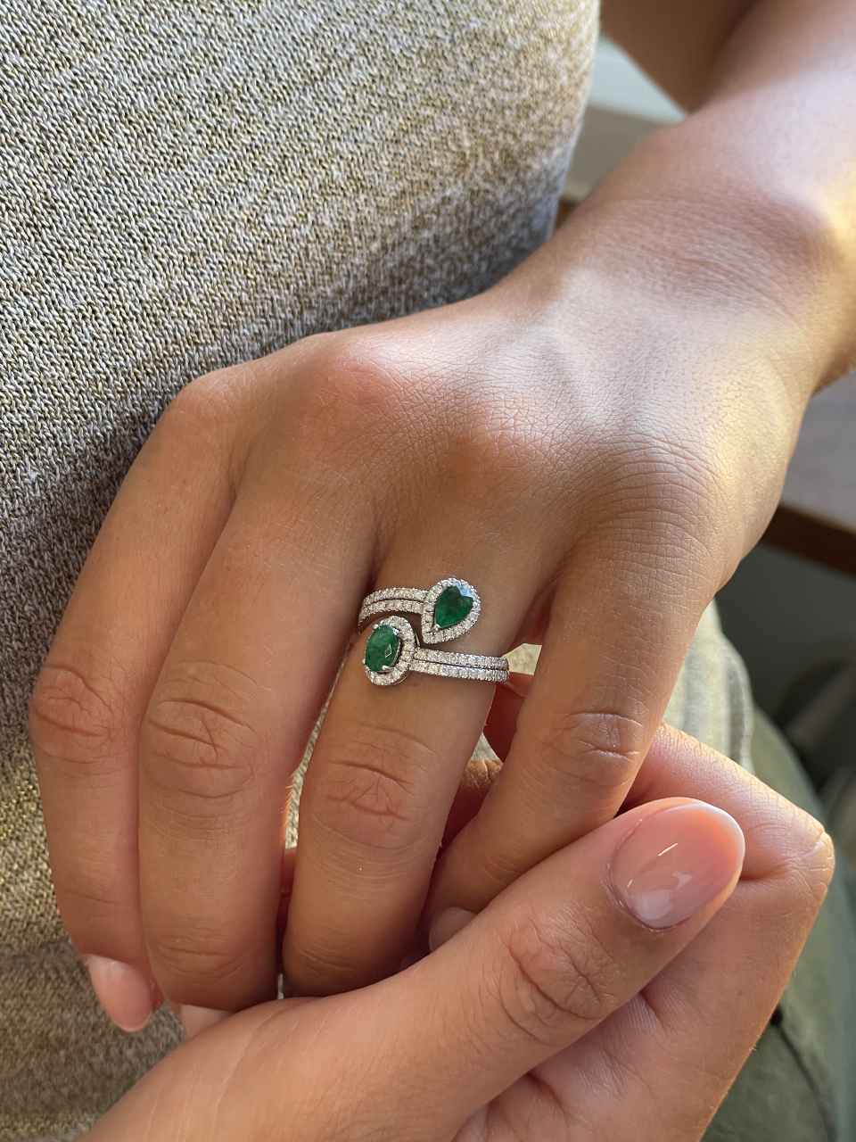 Anillo NONI tu y yo con esmeralda y brillantes en oro blanco de 18 ktes