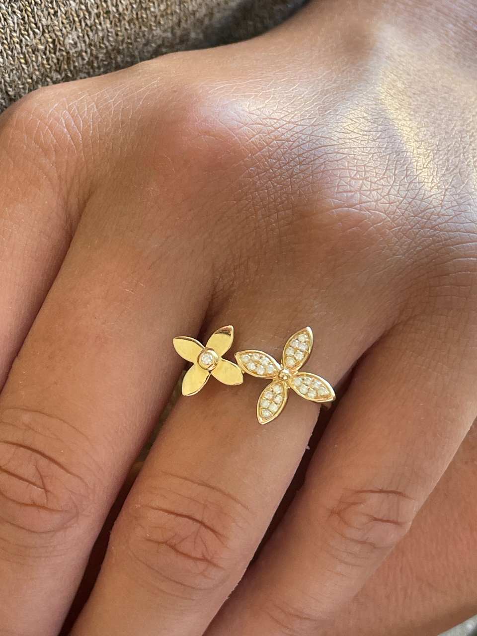 Anillo CAQUI centro con flores y brillantes en oro amarillo de 18 kilates