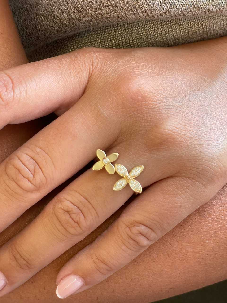 Anillo CAQUI centro con flores y brillantes en oro amarillo de 18 kilates