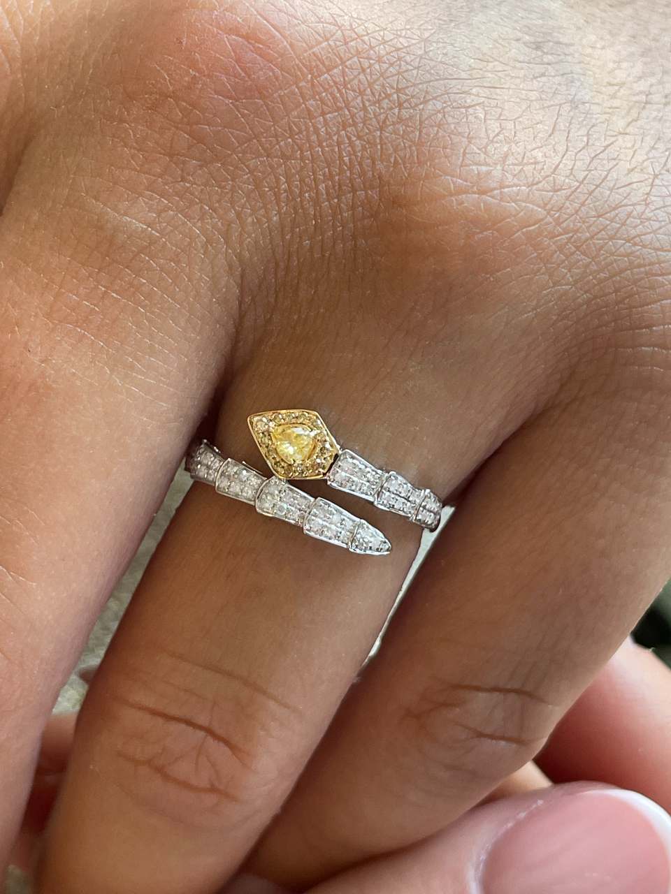 Anillo BAYA serpiente en oro blanco 18 ktes con brillantes blanco y amarillos