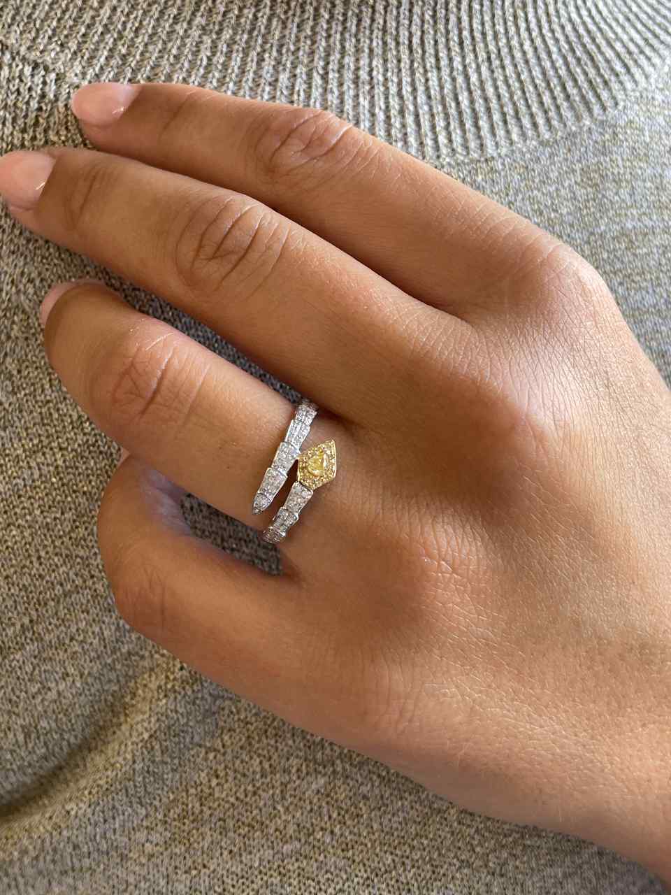 Anillo BAYA serpiente en oro blanco 18 ktes con brillantes blanco y amarillos