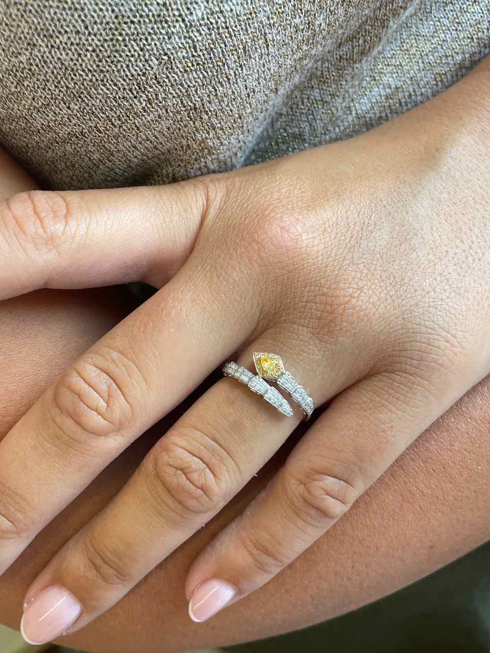 Anillo BAYA serpiente en oro blanco 18 ktes con brillantes blanco y amarillos