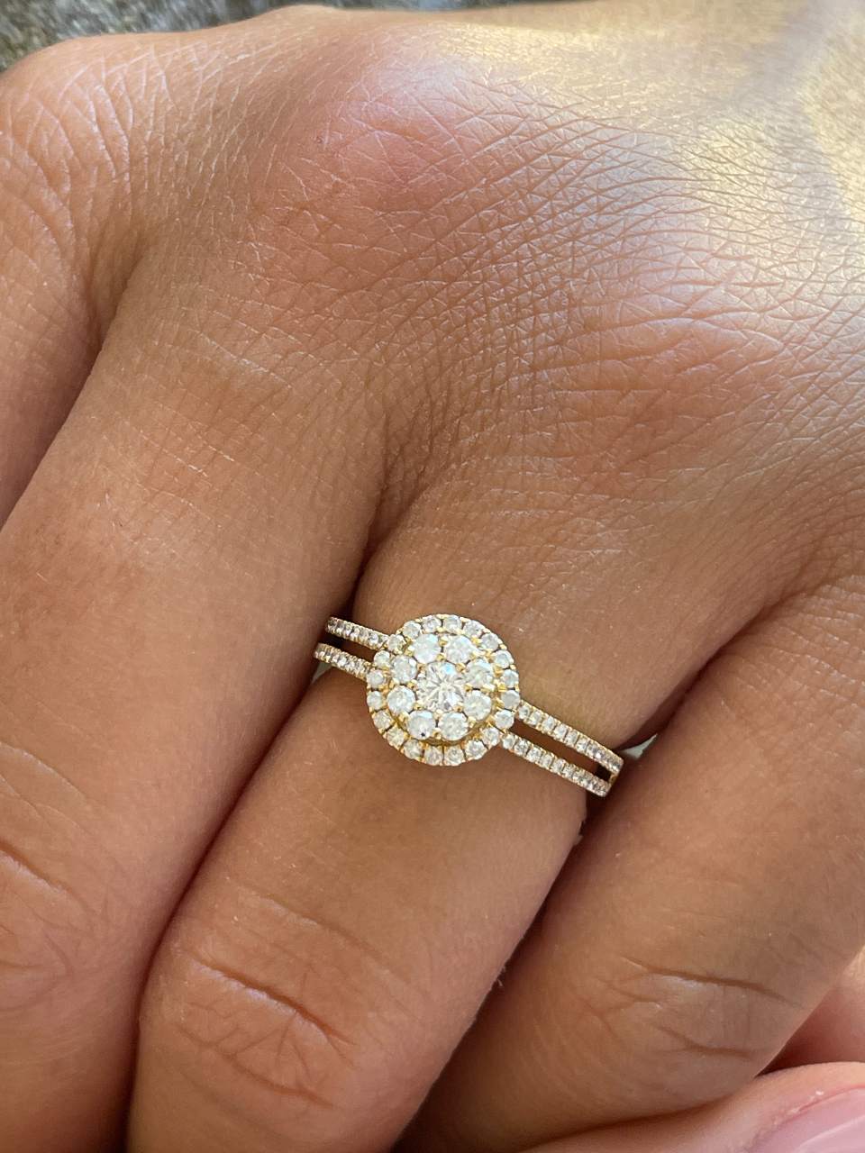 Anillo MARULA roseta con diamantes en oro amarillo de 18 kilates