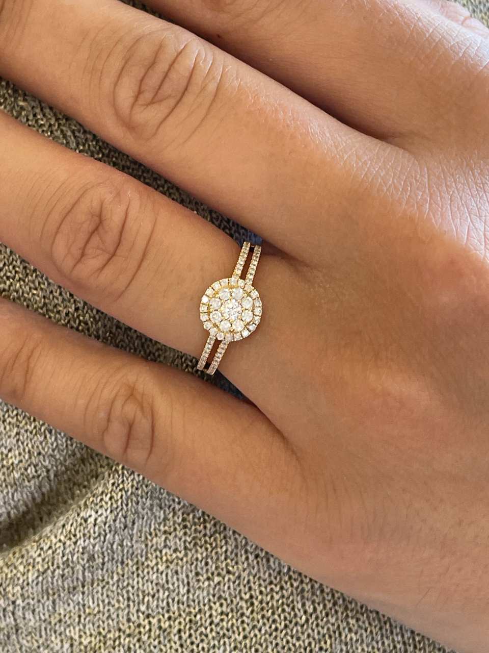 Anillo MARULA roseta con diamantes en oro amarillo de 18 kilates