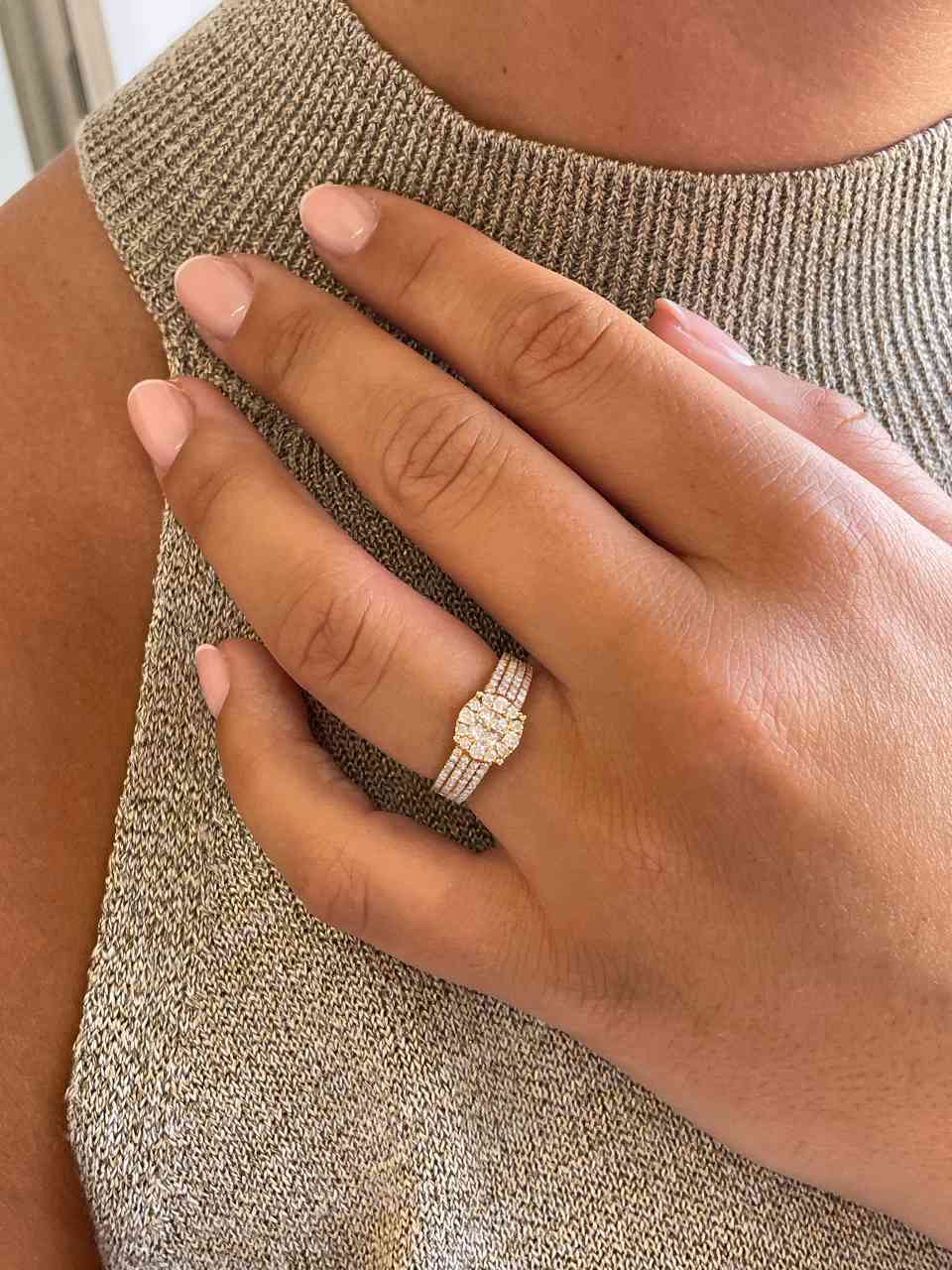 Anillo TOMATE centro en brillantes y princesa en oro amarillo 18 ktes