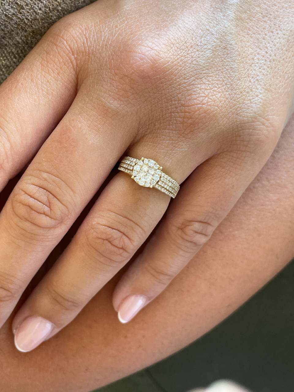 Anillo TOMATE centro en brillantes y princesa en oro amarillo 18 ktes