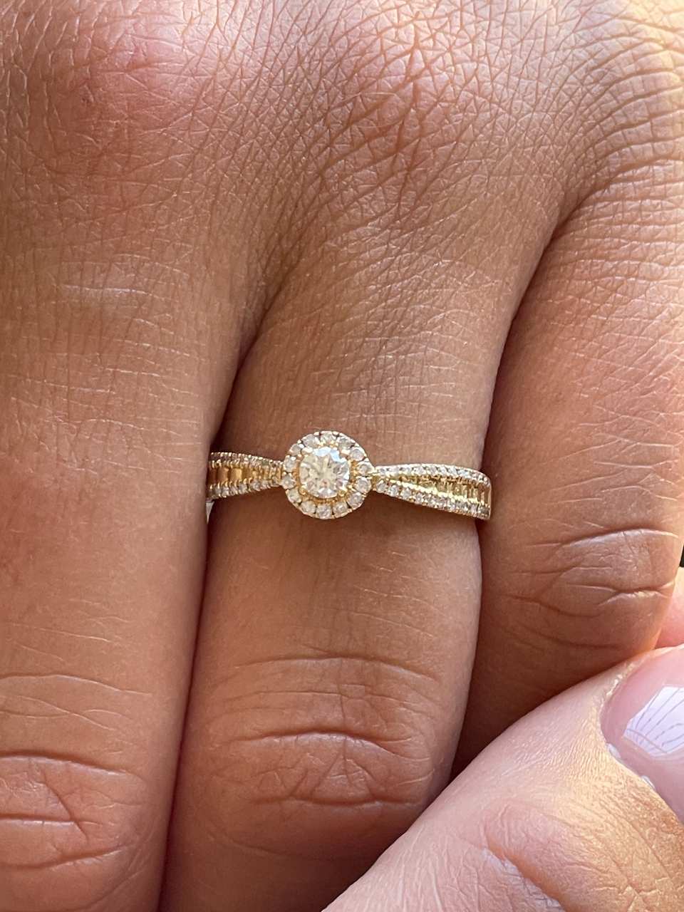 Anillo NANCE solitario con diamantes en oro amarillo de 18 kilates