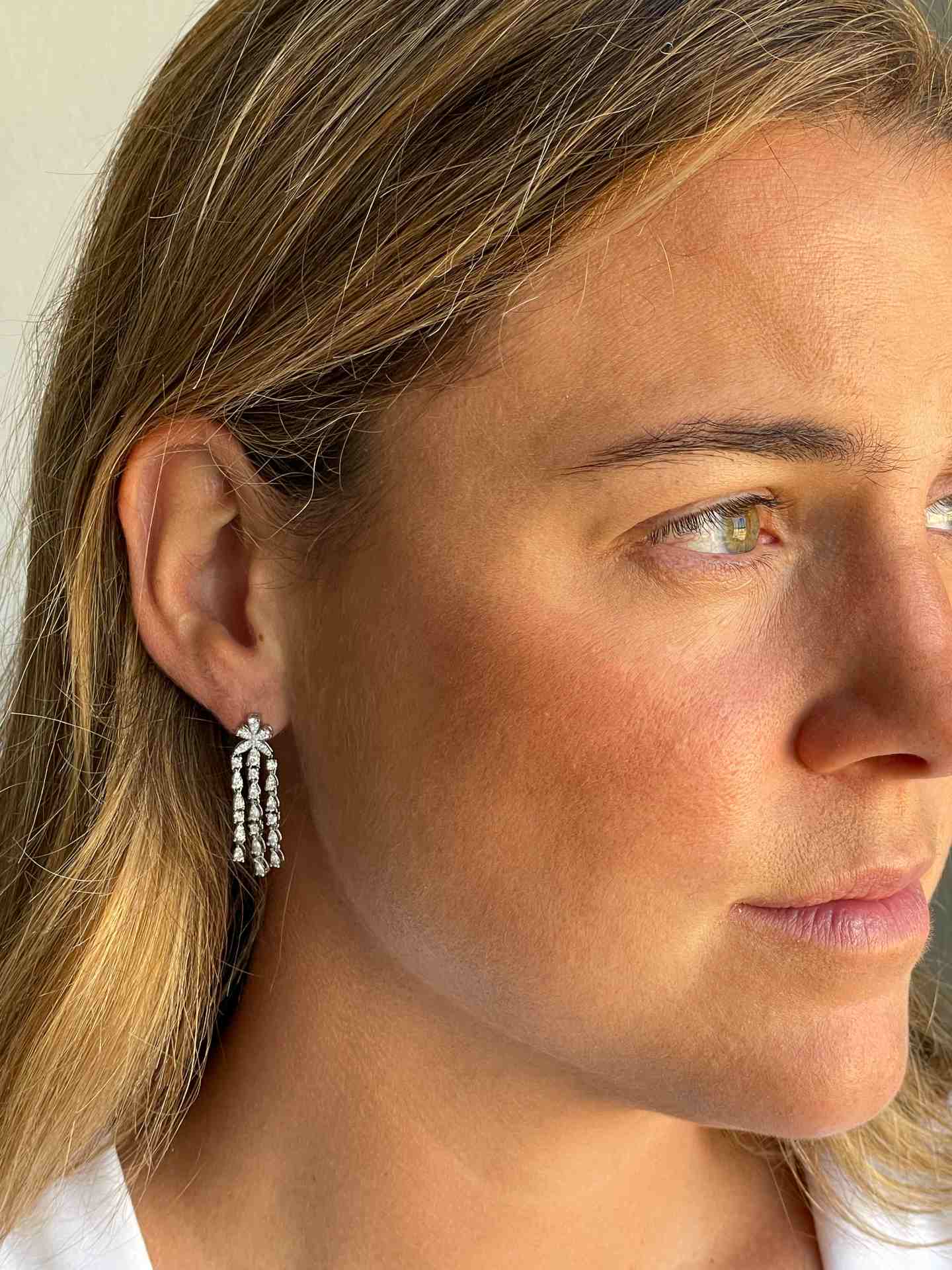 RIBADEOS long 18k white gold earring with diamonds.