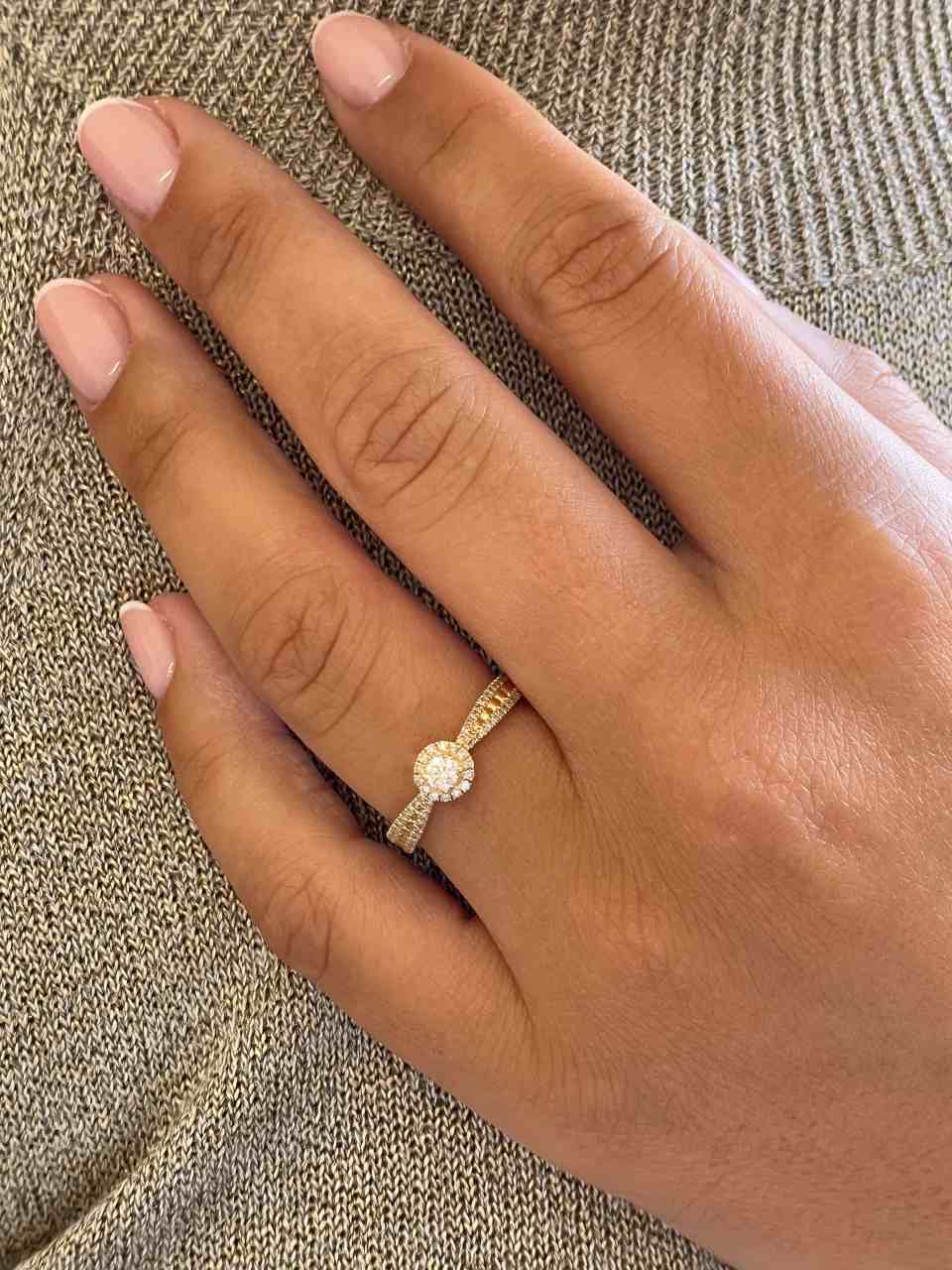 Anillo NANCE solitario con diamantes en oro amarillo de 18 kilates