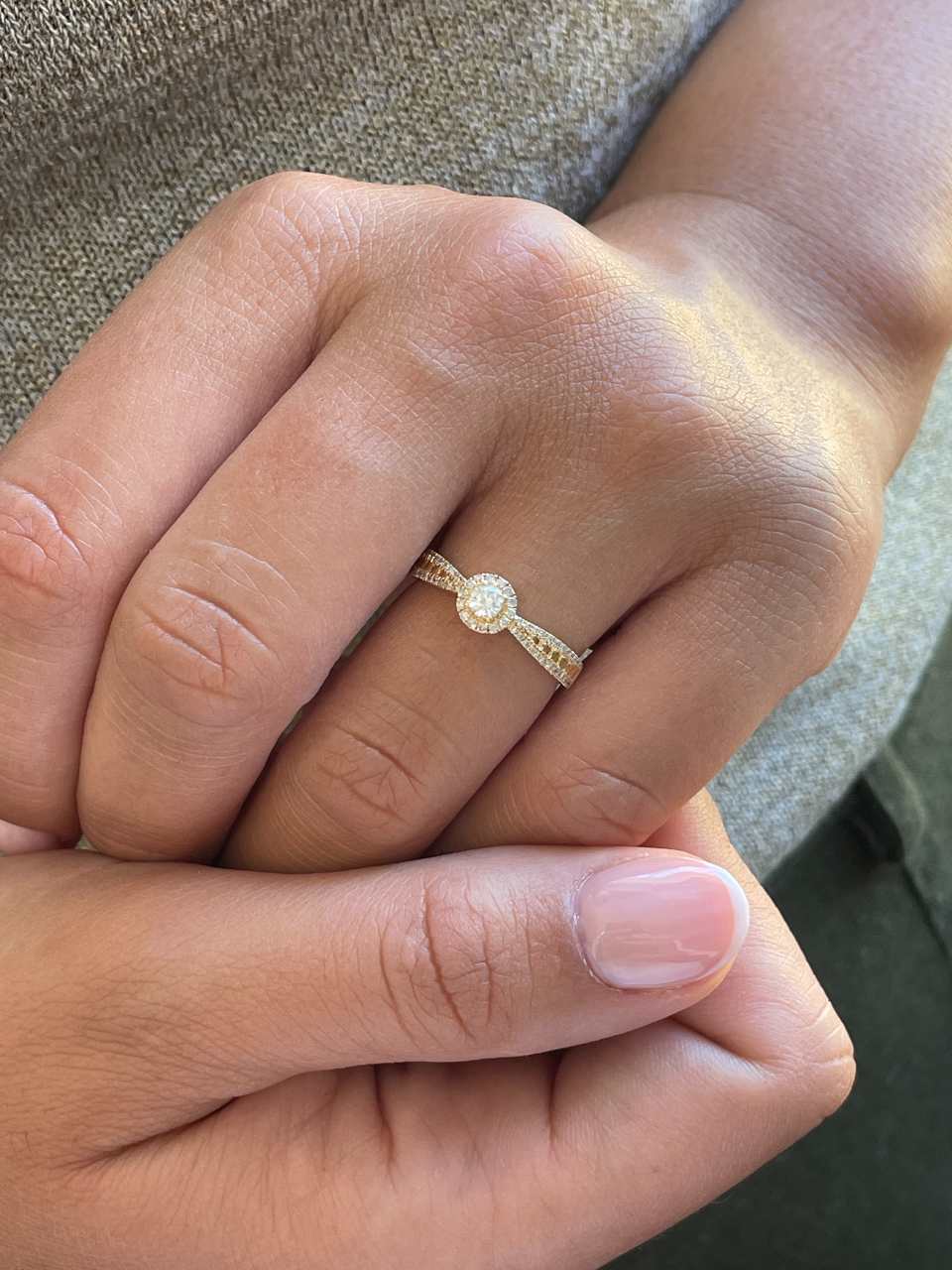 Anillo NANCE solitario con diamantes en oro amarillo de 18 kilates