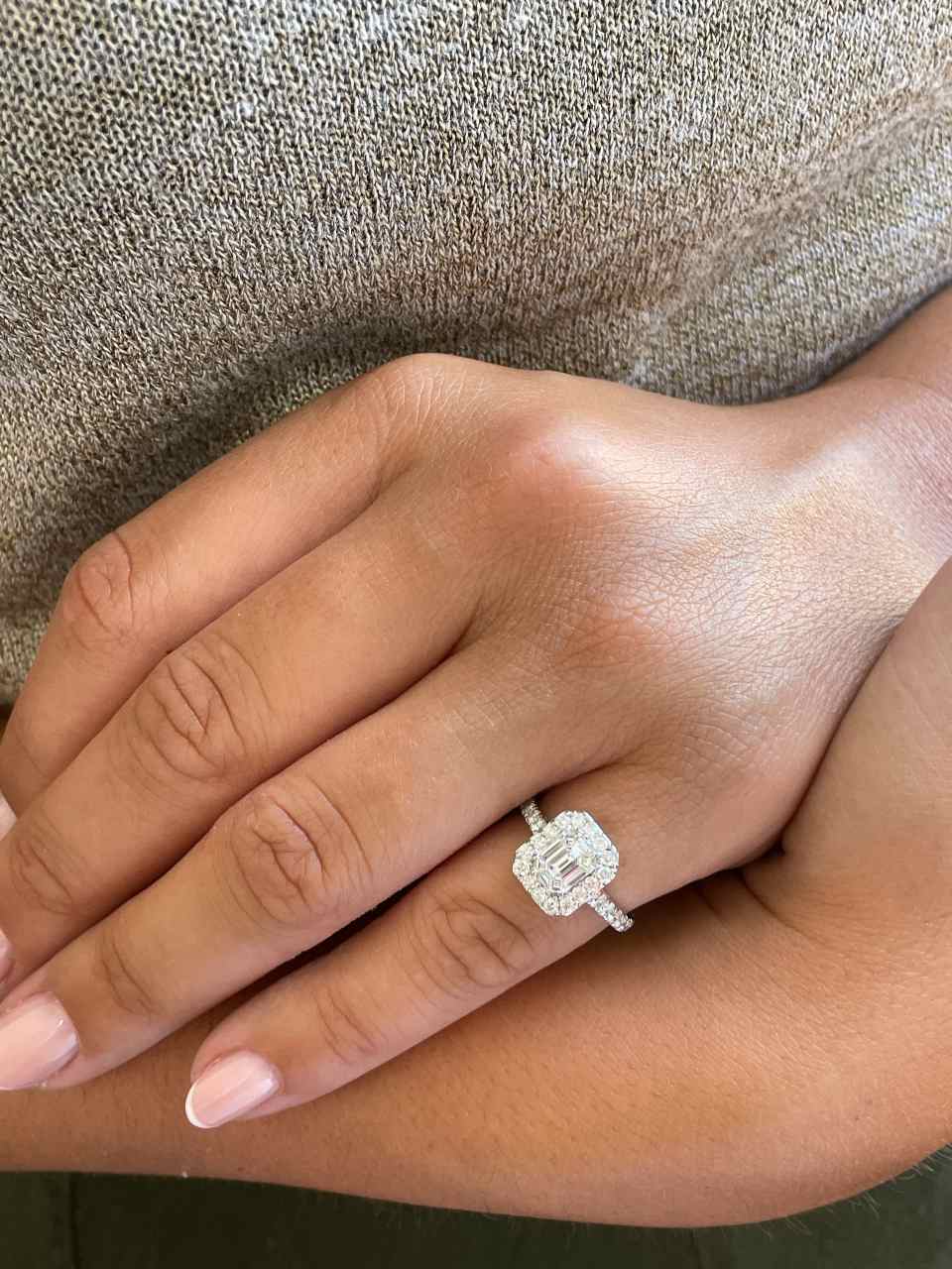 Anillo GRANADA en oro blanco 18 ktes con brillantes y baguettes