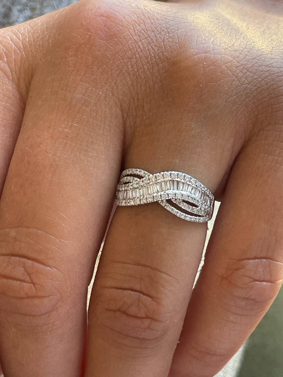 Anillo UCHUVA alianzas baguettes y brillantes en oro blanco 18 ktes