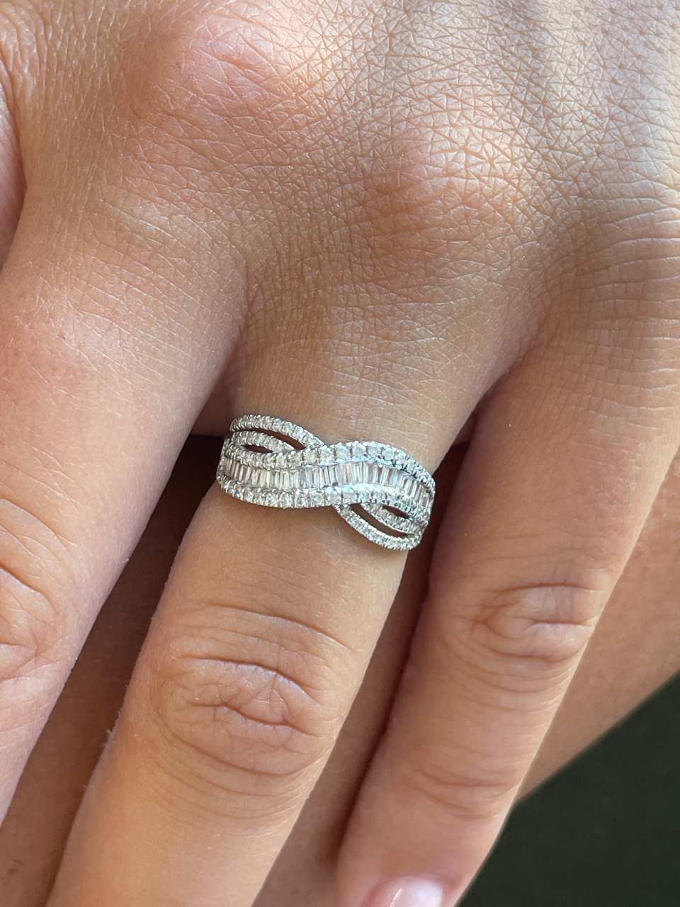 Anillo UCHUVA alianzas baguettes y brillantes en oro blanco 18 ktes