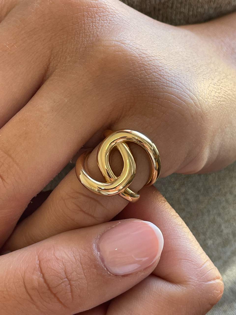 Anillo LUCUMA de oro amarillo de 18 kilates forma de nudo tu y yo