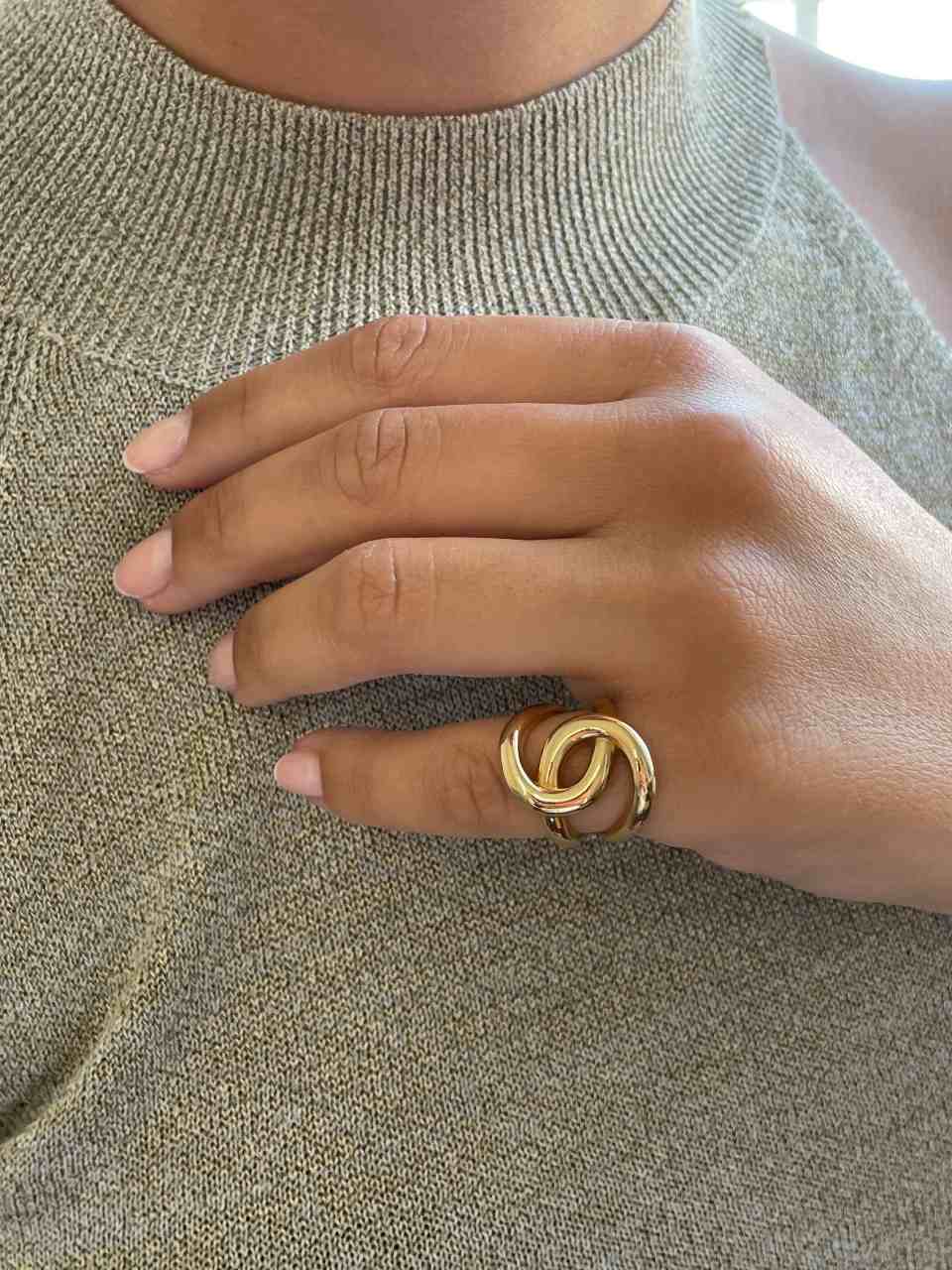 Anillo LUCUMA de oro amarillo de 18 kilates forma de nudo tu y yo