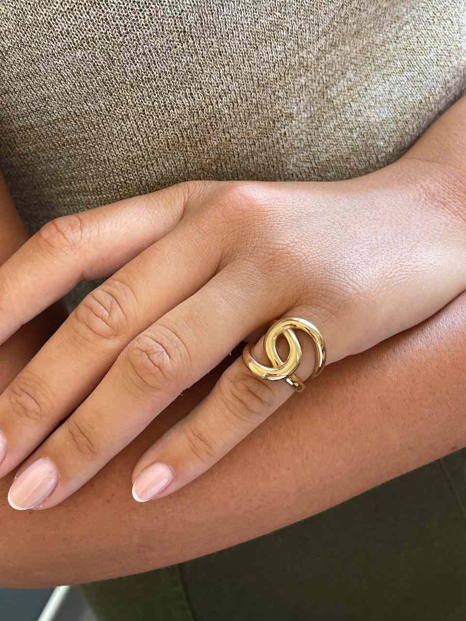 Anillo LUCUMA de oro amarillo de 18 kilates forma de nudo tu y yo