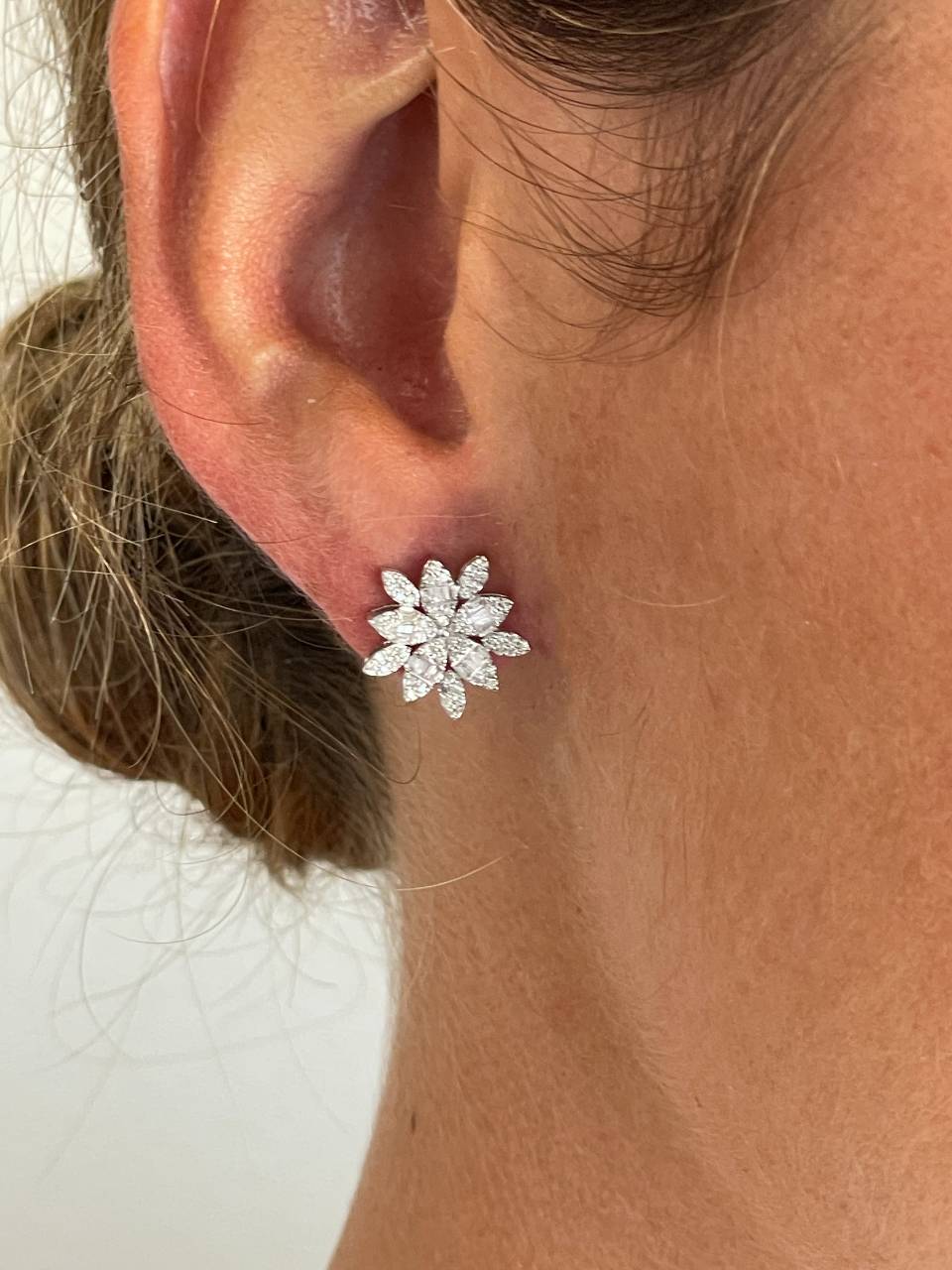 Pendientes JABOTICA estrella en oro blanco 18 ktes con brillantes y baguettes