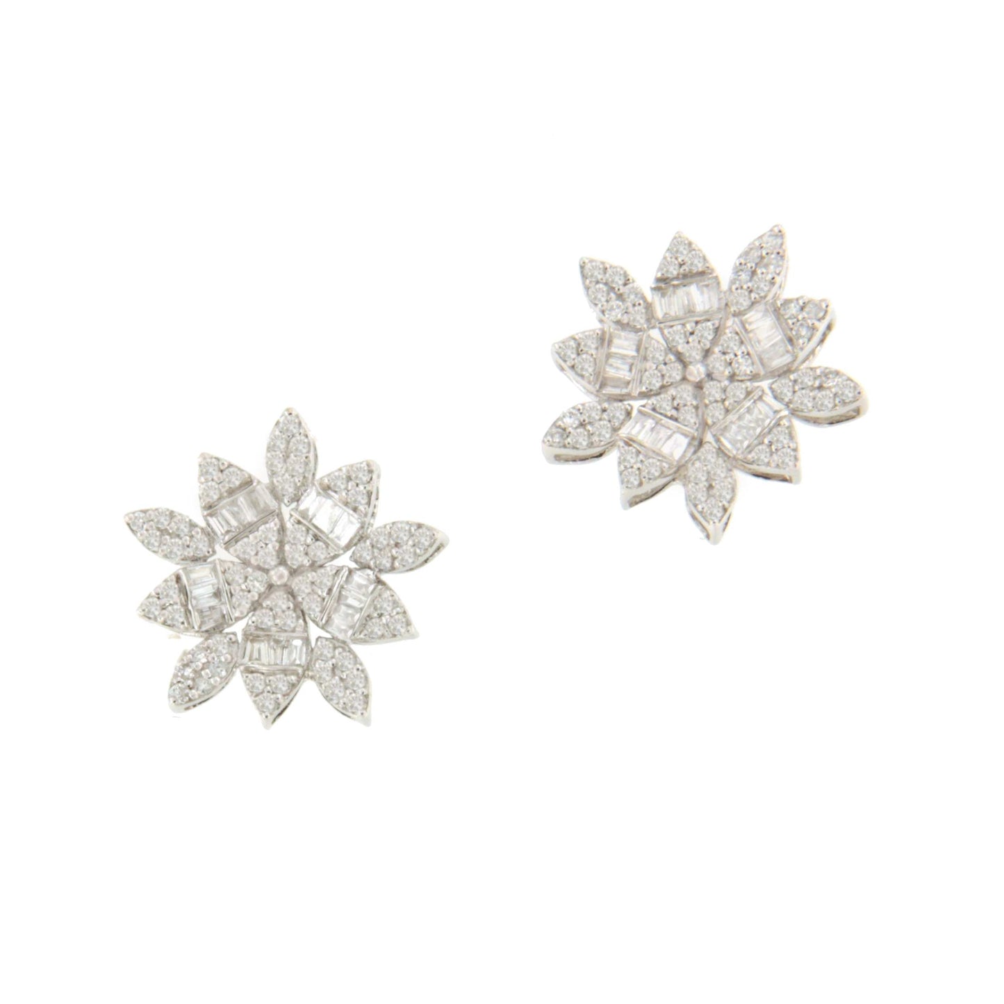 Pendientes JABOTICA estrella en oro blanco 18 ktes con brillantes y baguettes