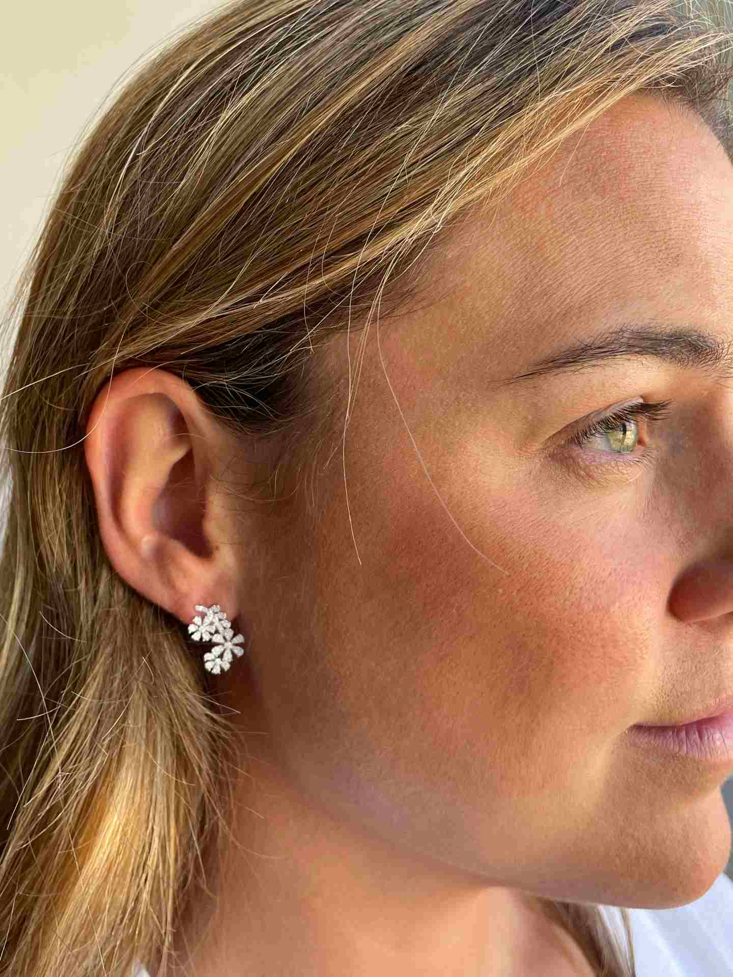 Pendiente NOREÑA flor en oro blanco 18 kilates con brillantes.