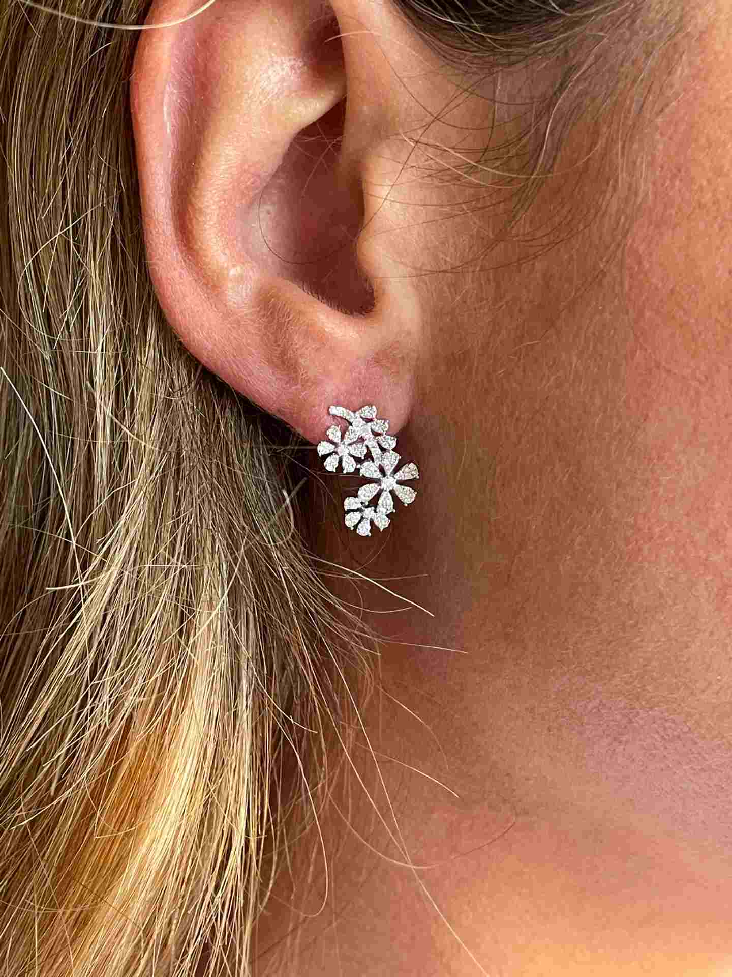 Pendiente NOREÑA flor en oro blanco 18 kilates con brillantes.