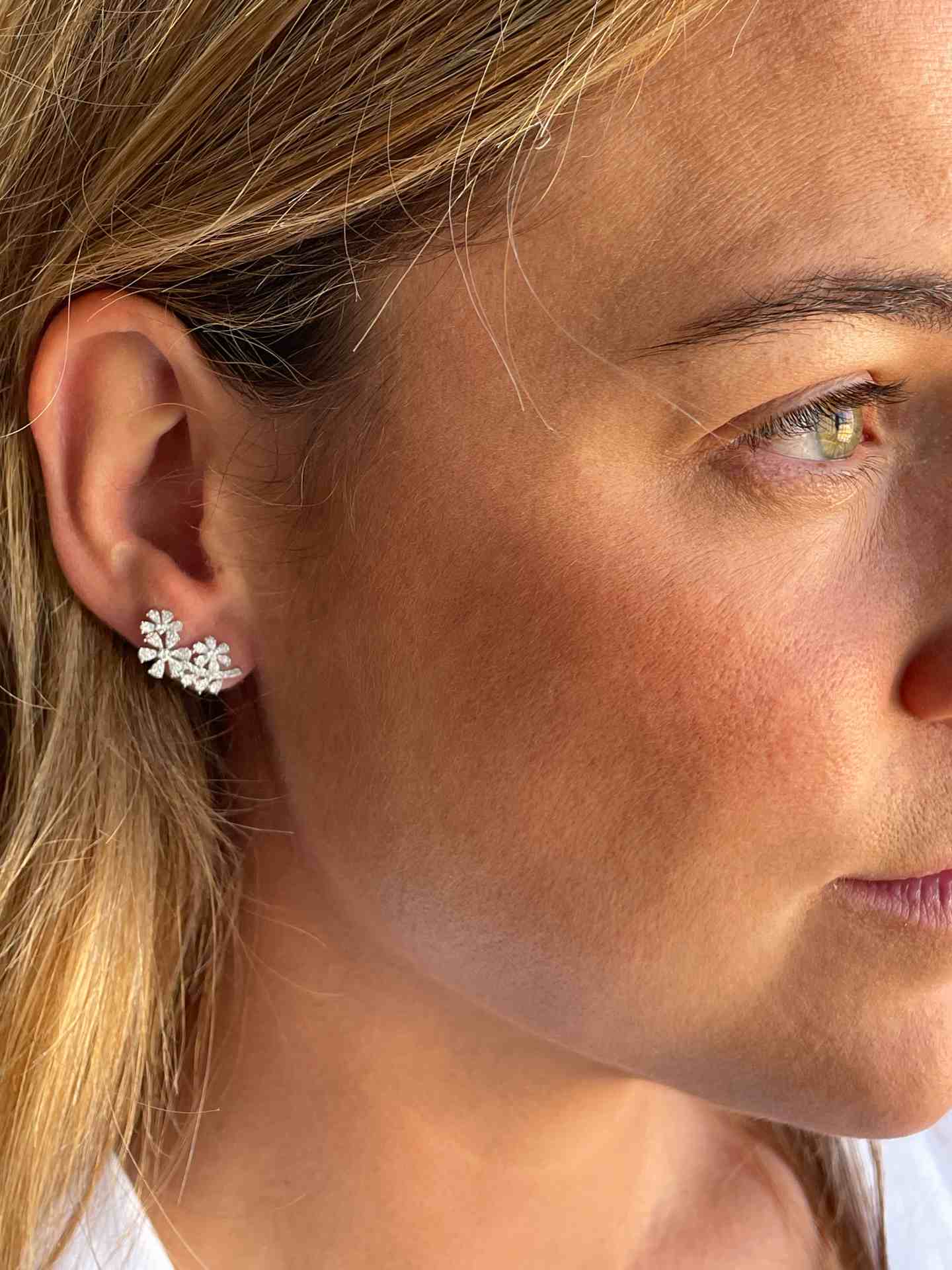 Pendiente NOREÑA flor en oro blanco 18 kilates con brillantes.