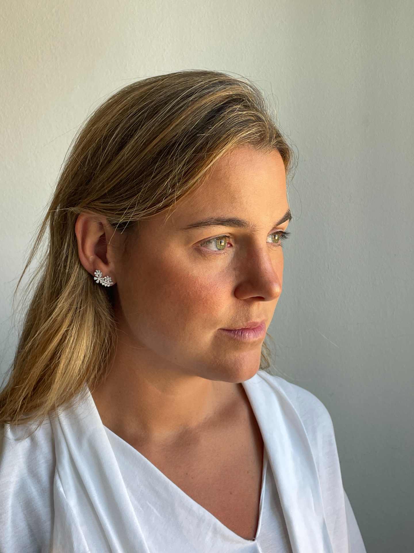 Pendiente NOREÑA flor en oro blanco 18 kilates con brillantes.