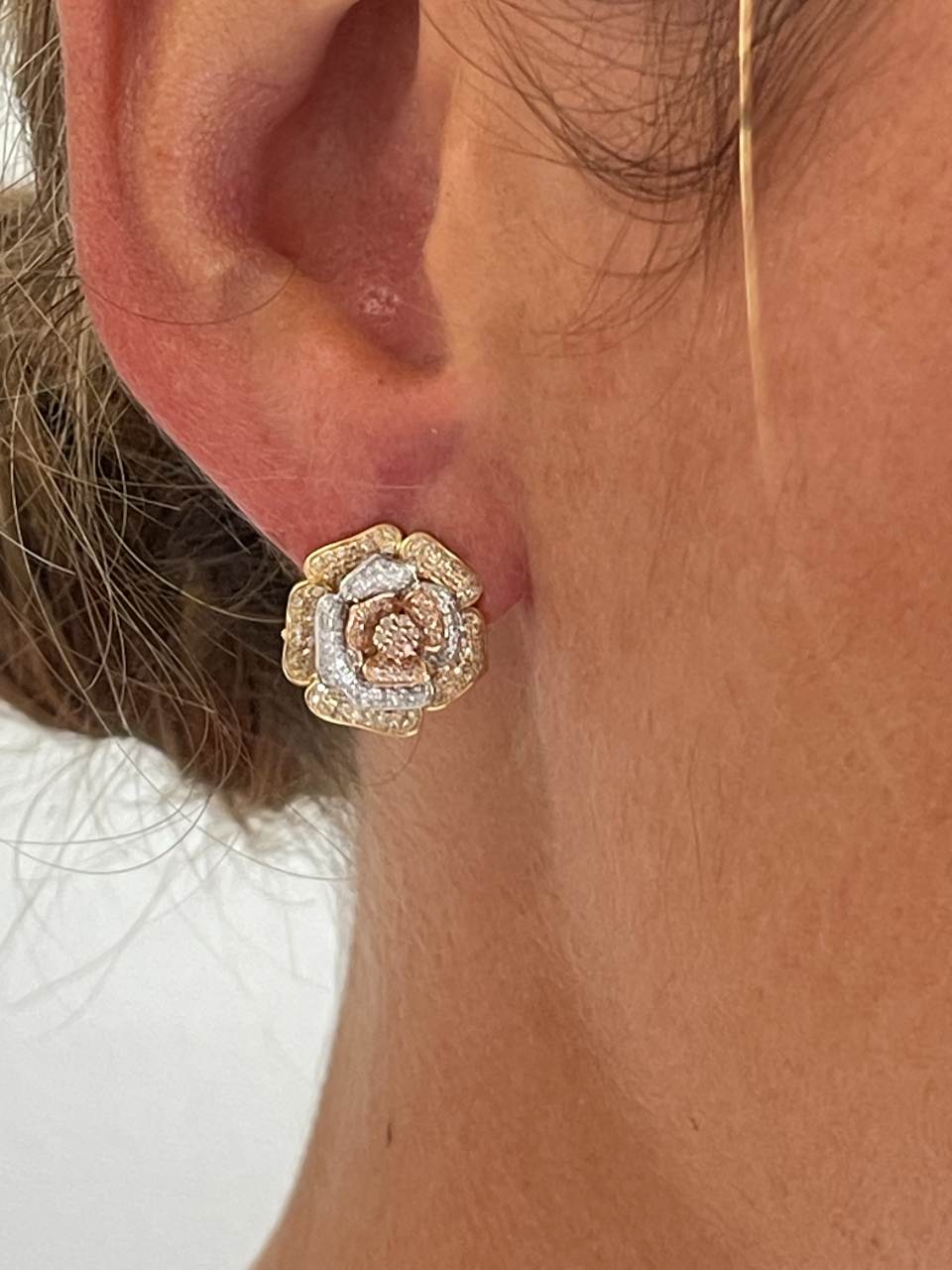 Pendientes LIMA flor en oro de tres colores 18 kilates con brillante
