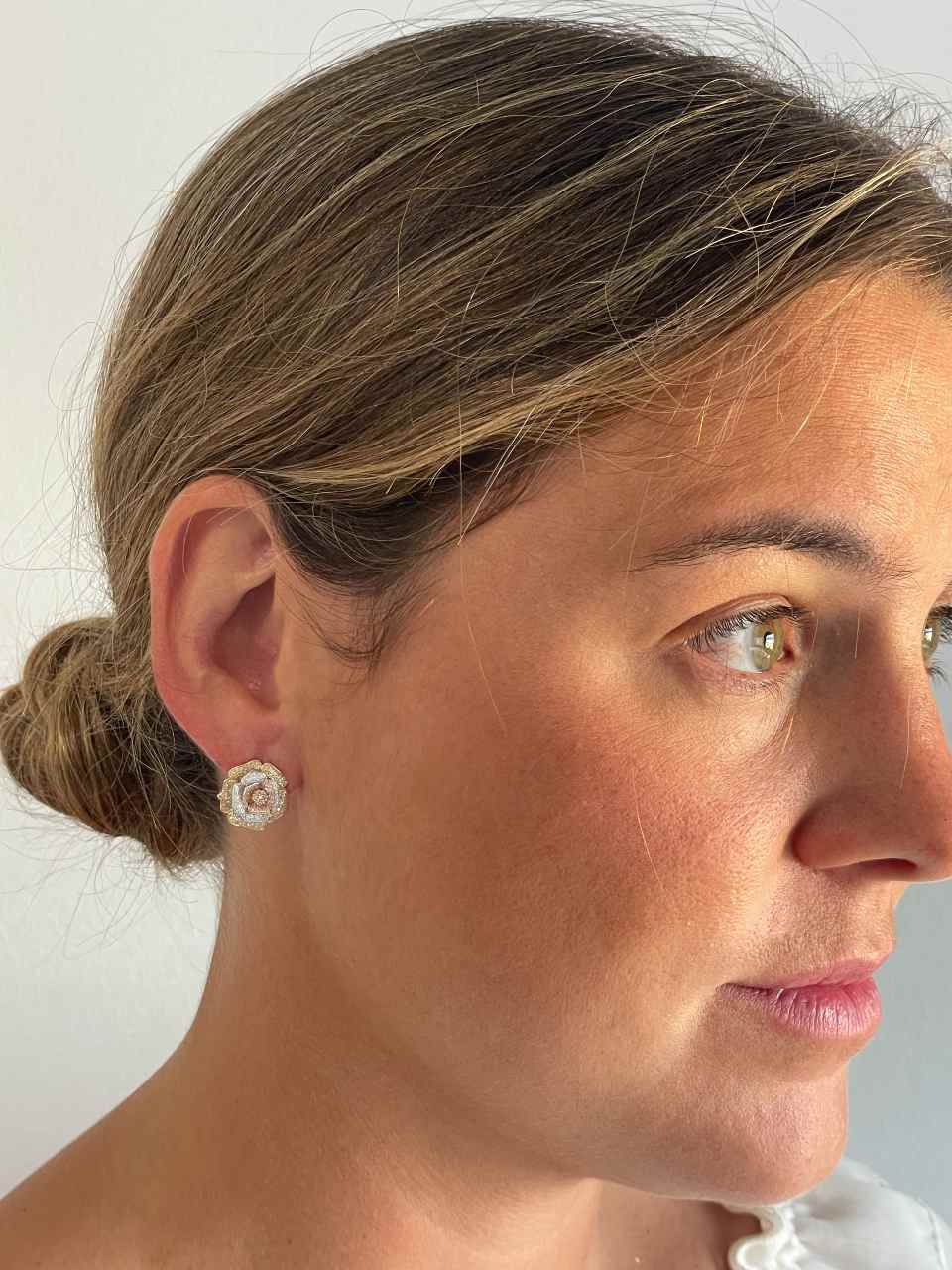 Pendientes LIMA flor en oro de tres colores 18 kilates con brillante