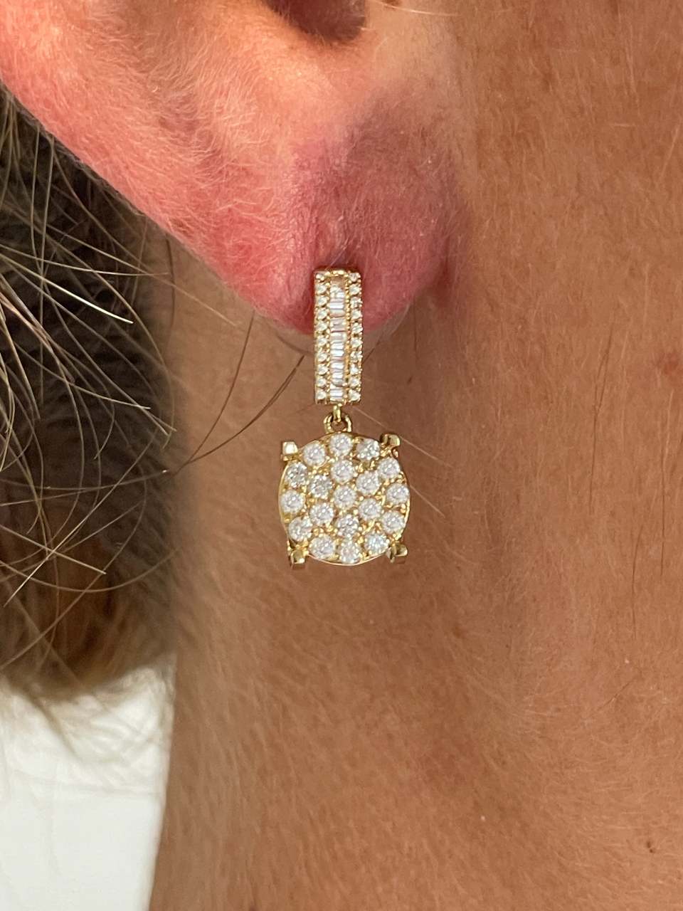 Pendientes MORERA largos en oro amarillo de 18 ktes con brillantes
