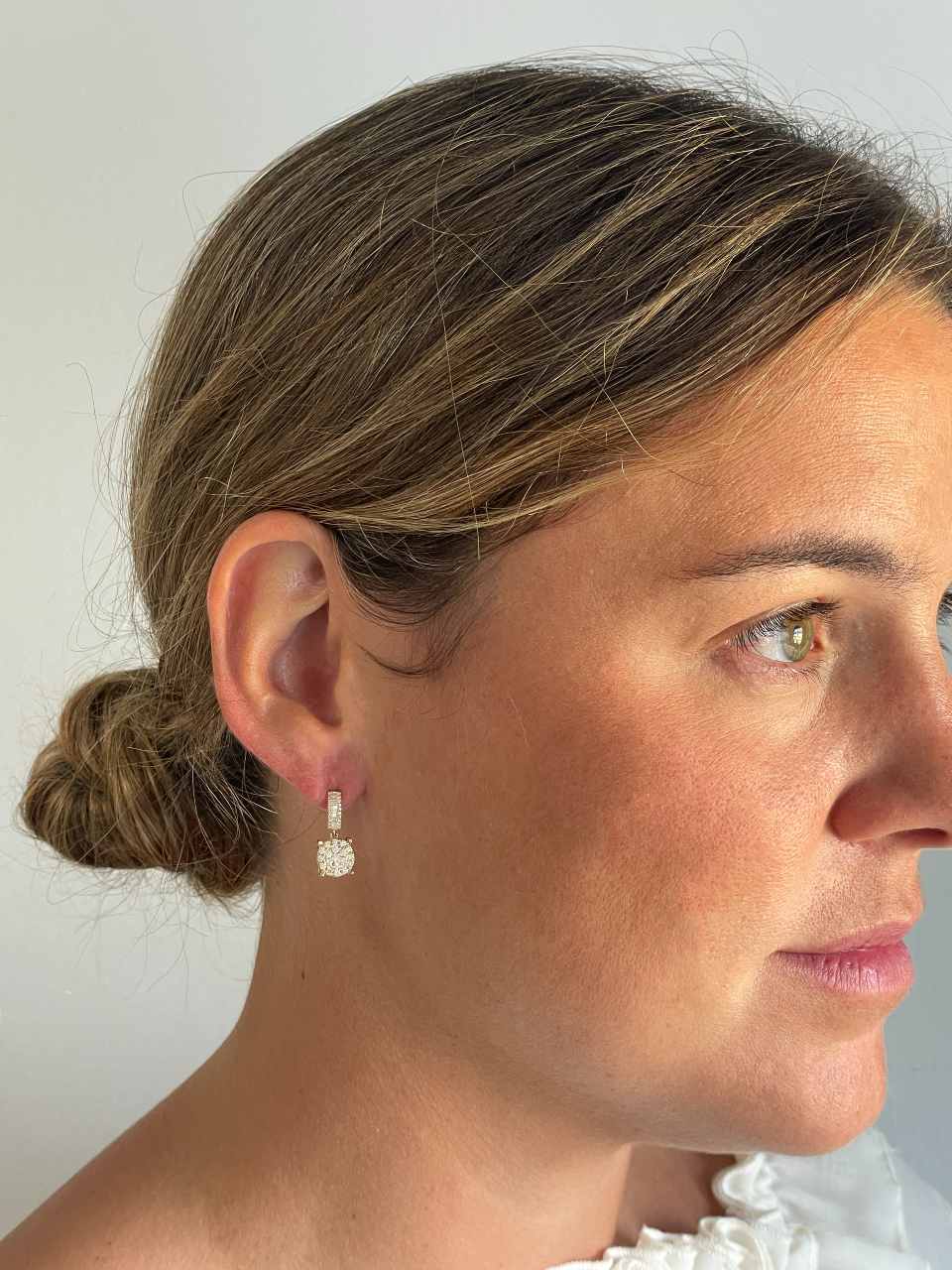 Pendientes MORERA largos en oro amarillo de 18 ktes con brillantes