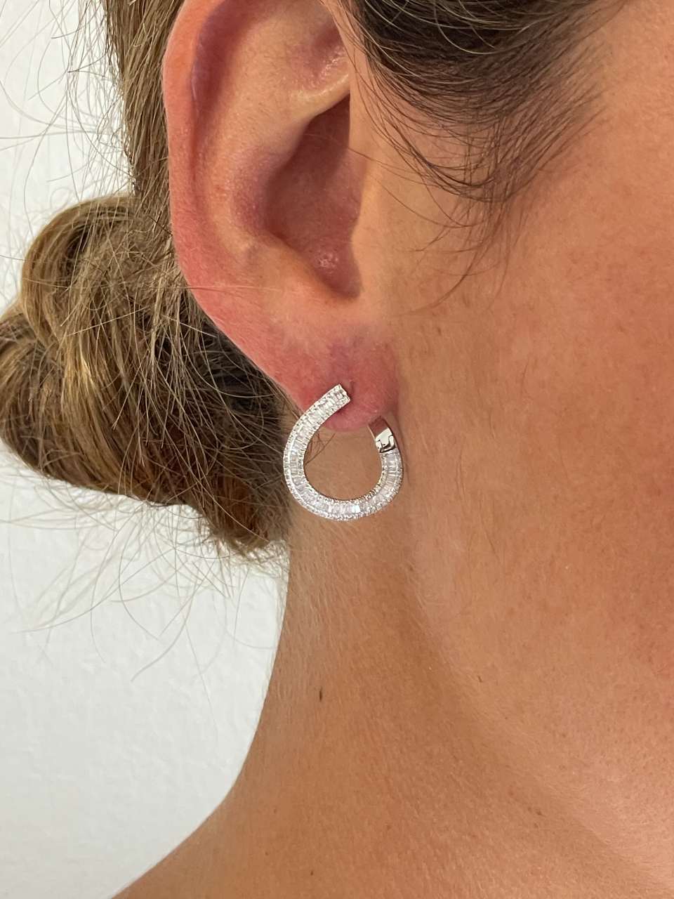 Pendiente PERA en oro blanco 18 kilates con diamantes y baguettes