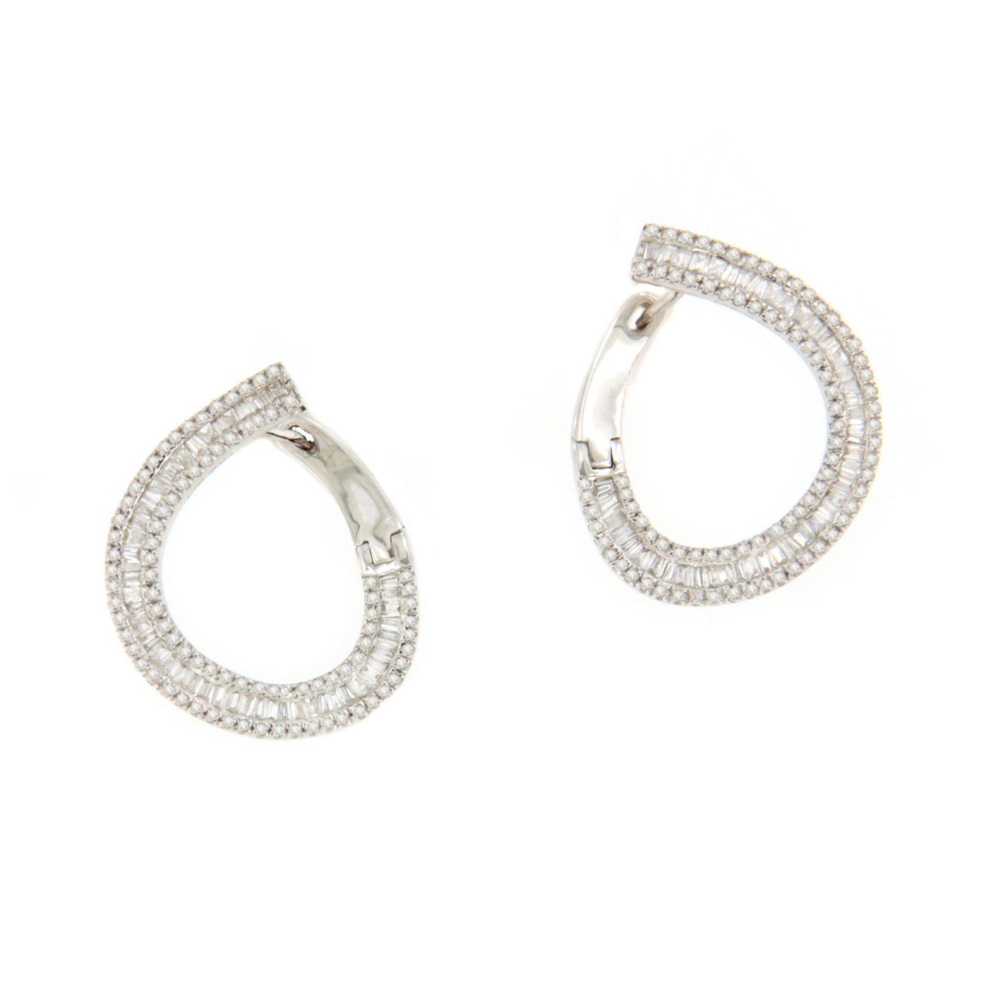 Pendiente PERA en oro blanco 18 kilates con diamantes y baguettes