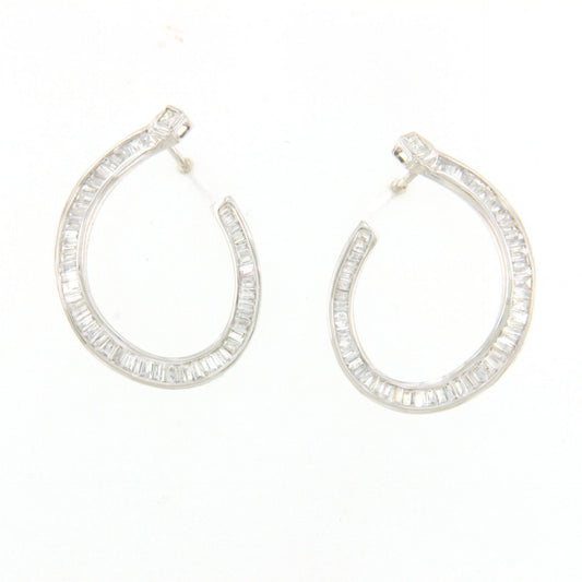 DATE earring in white gold with diamonds and baguettes