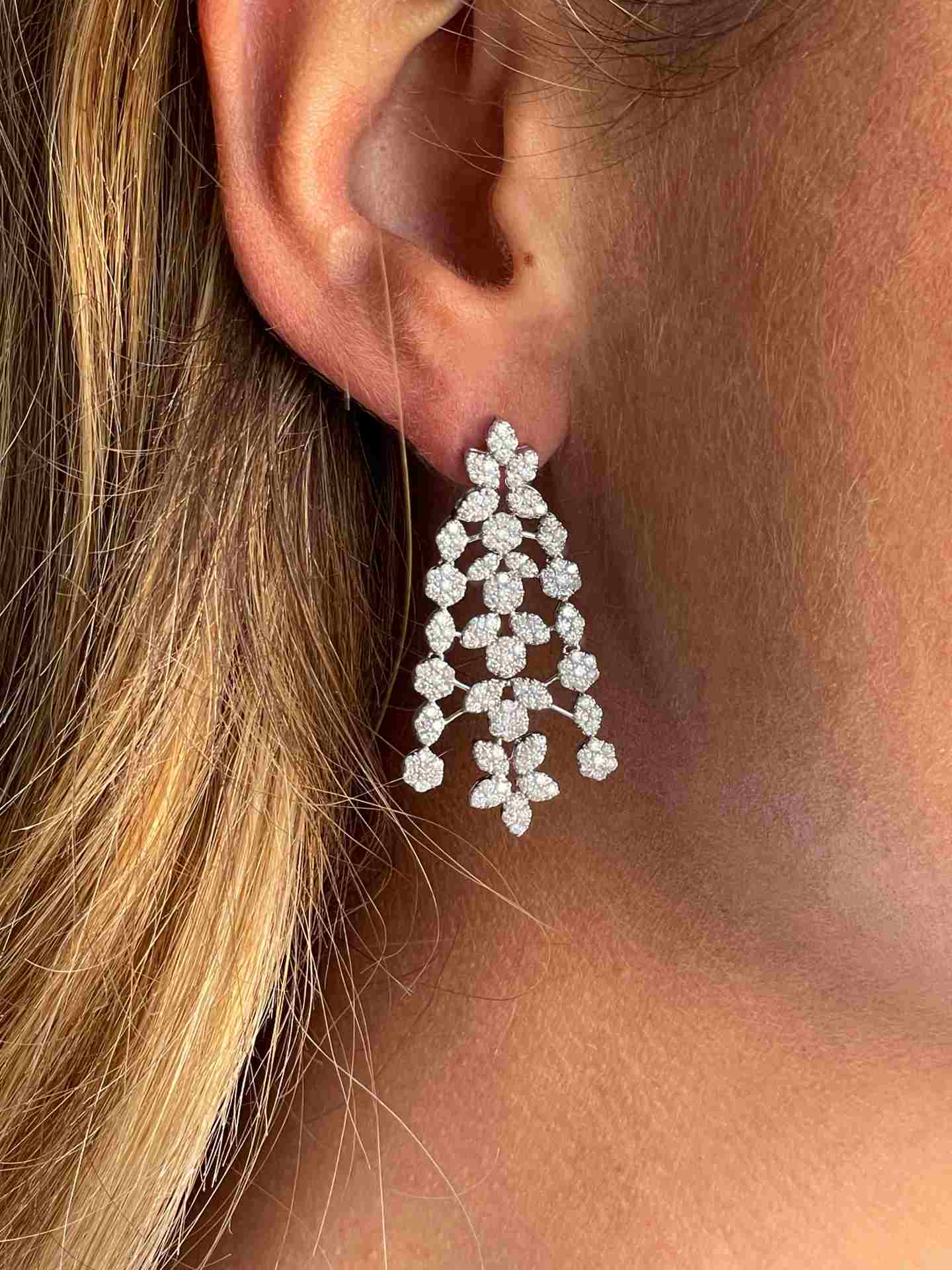 Pendiente SALAS largo con brillantes en oro blanco 18 ktes.